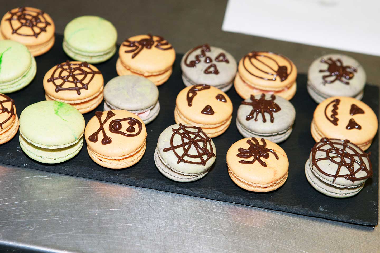 Patisserie-Kreation mit Halloween-Dekoration