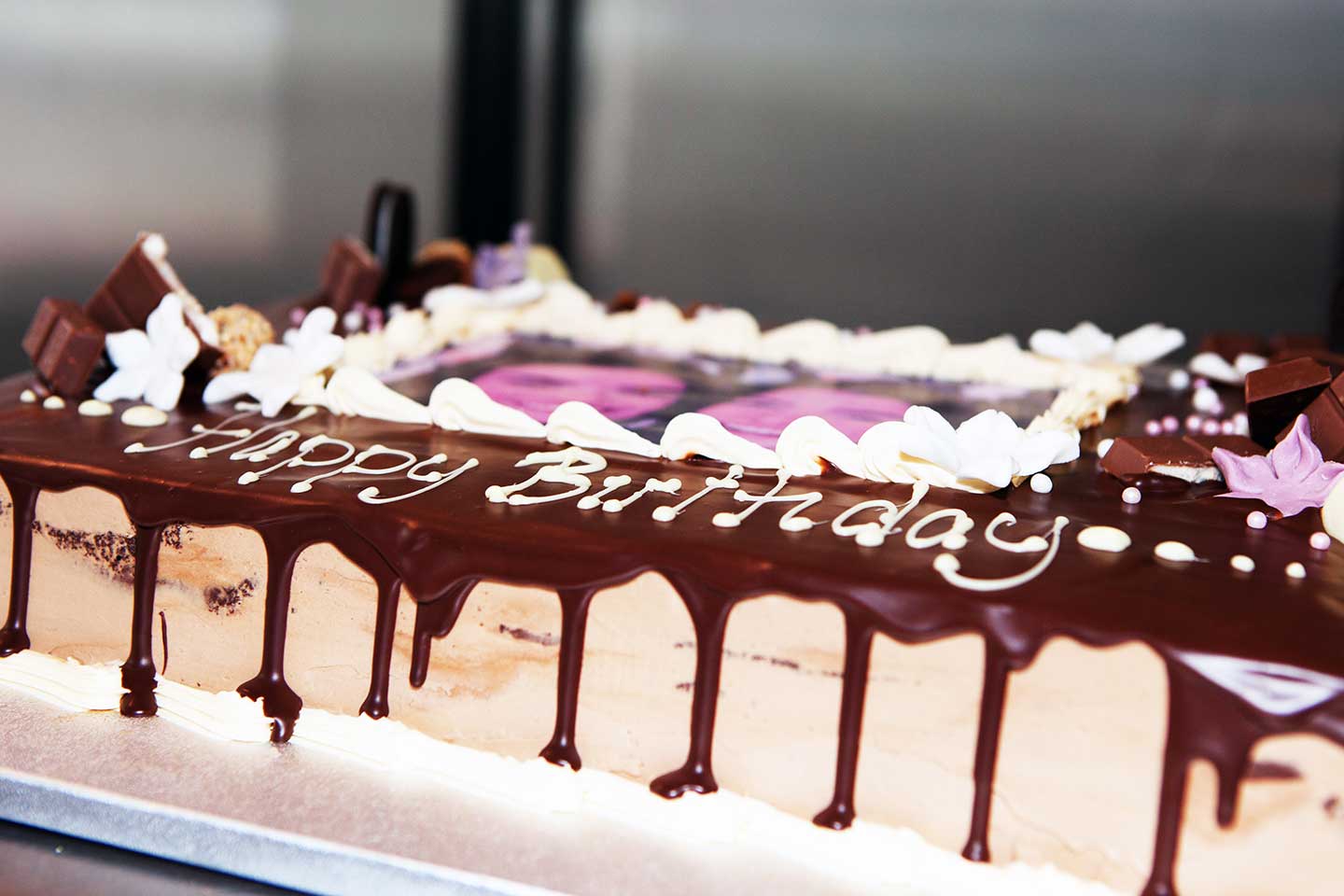 Blechkuchen mit Fotodruck und Happy-Birthday-Schriftzug