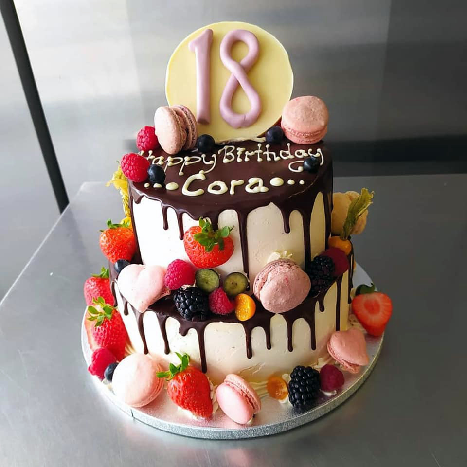 Zweistöckiger Drip Cake mit Beeren und Macarons zum Geburtstag