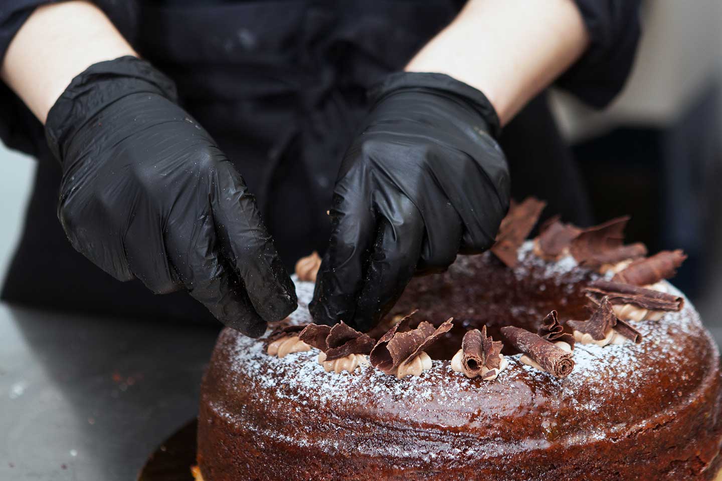 Kuchen wird in der Backstube dekoriert