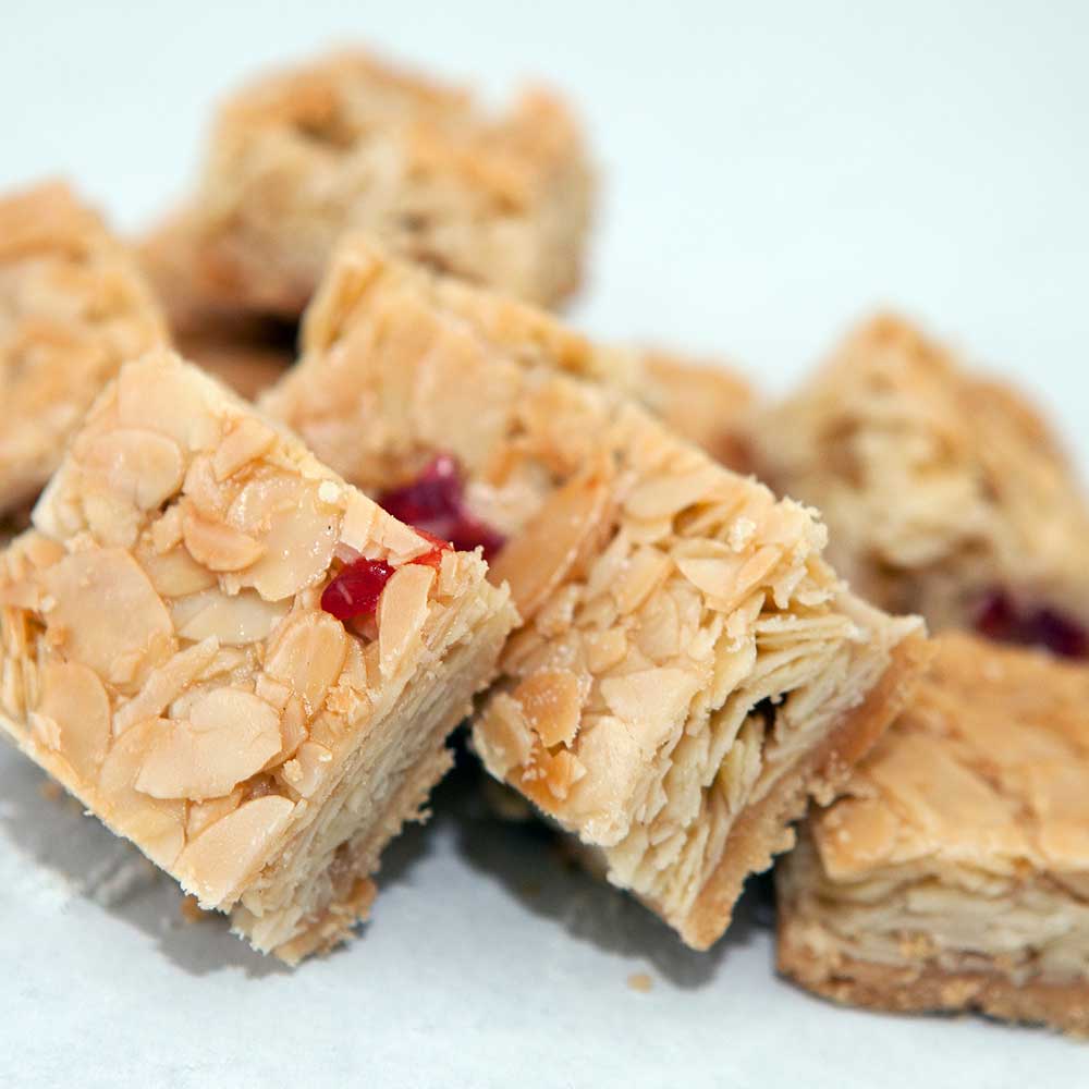Nuss-Kuchen mit frischen Beeren
