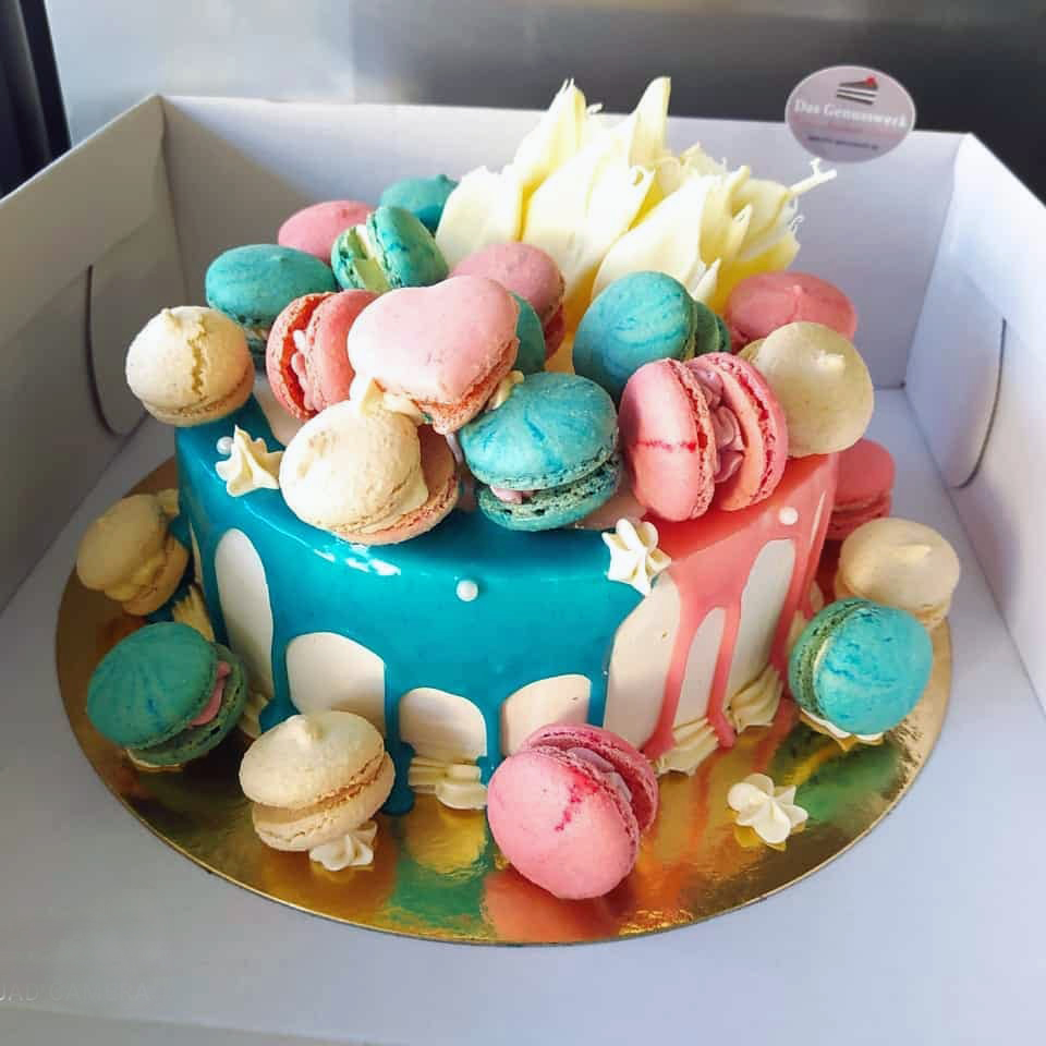 Torten mit Macarons und frischen Beeren