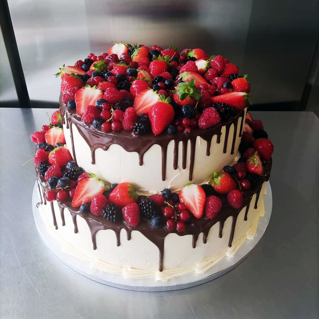 Torte mit frischen Beeren