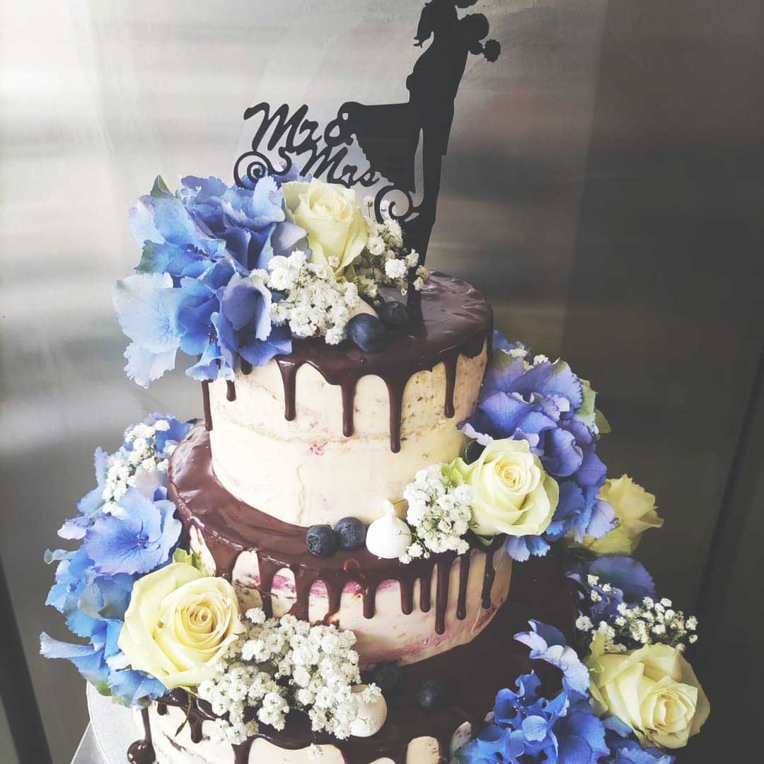 Dreistöckige Hochzeitstorte mit Rosen und Hortensien