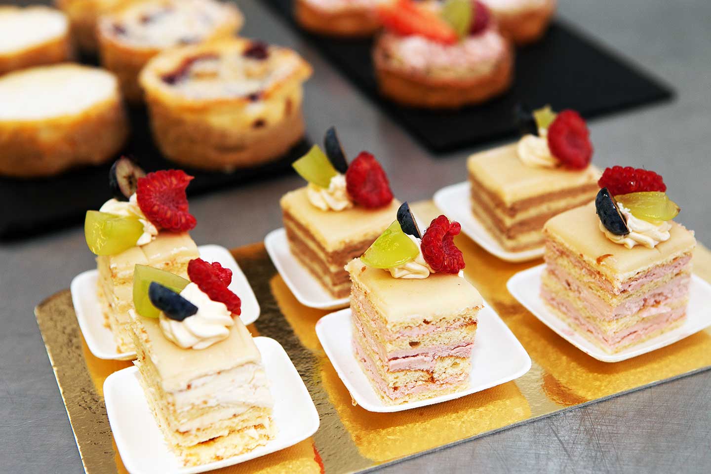 Feine Schnitten mit Creme und Beeren